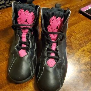 Girls nike black pink jordans 3Y great condtion